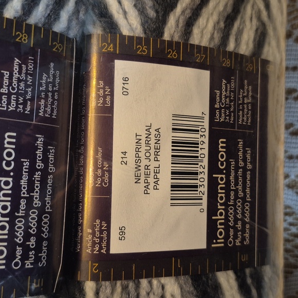 Lion Brand Color Waves ▪︎Newsprint▪︎3.5oz.▪︎x9 Skeins - Picture 3 of 6